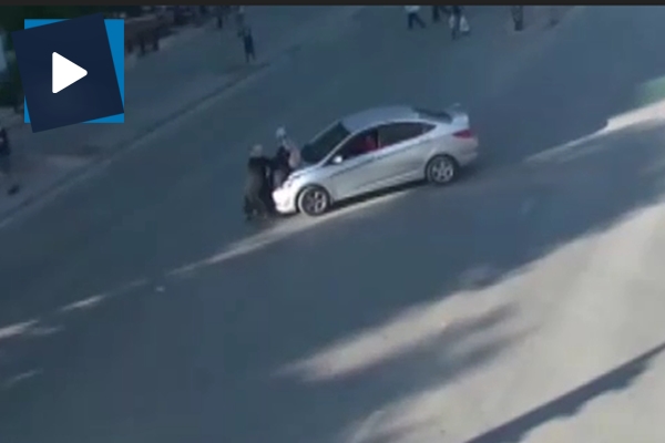 Otomobil kadınlara böyle çarptı