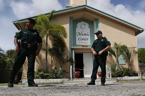 ABD'de cami duvarına Haç'ın bedelini imam ödedi