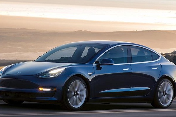 Tesla Model 3 ile Amerika'daki en hızlı yolculuğu gerçekleştirdiler