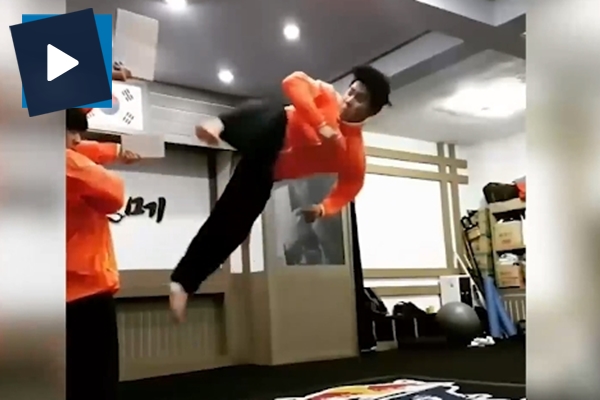 540 derece dönerek tekme atan çılgın karateci