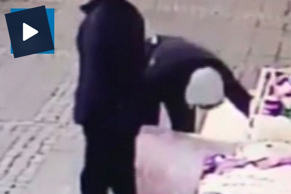 Kameraya aldırmadan kucaklayıp götürdüler