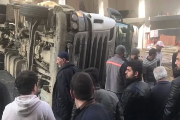 Kağıthane'de hafriyat kamyonu devrildi: 1 kişi yaralandı