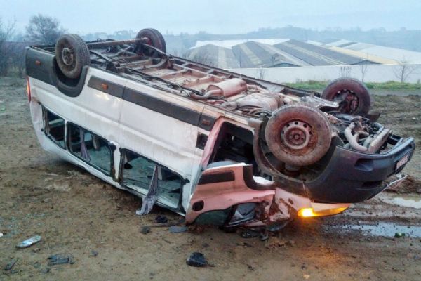 Madencileri taşıyan minibüs takla attı: 12 kişi yaralandı