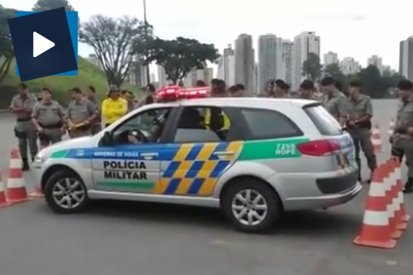 Polis arabasının dar alandan çıkış şovu