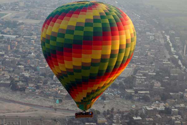 Mısır'da turistlerin bindiği balon düştü
