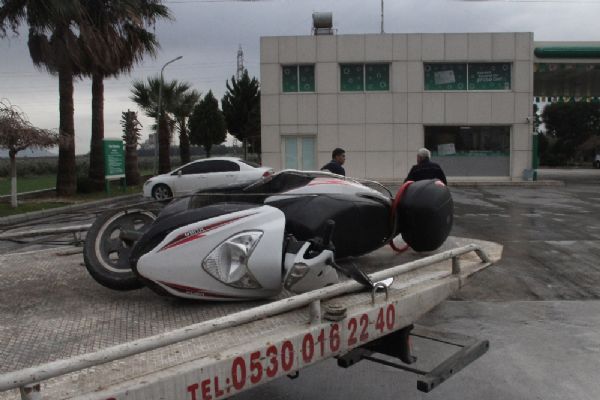 Adana'da otomobilin altında kalan motosikletli hayatını kaybetti