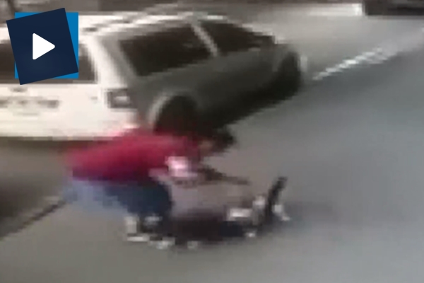 Kedi kaldırımda yürüyen köpek ve sahibine saldırdı