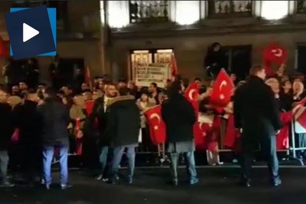 Cumhurbaşkanı Erdoğan'a Fransa'da sevgi seli