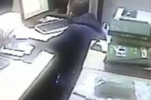 Caminin bilgisayarını çalan hırsız yakalandı