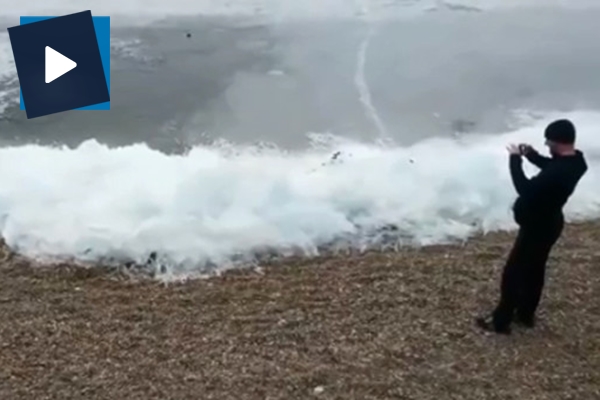 Dalgaların donma anı böyle görüntülendi!