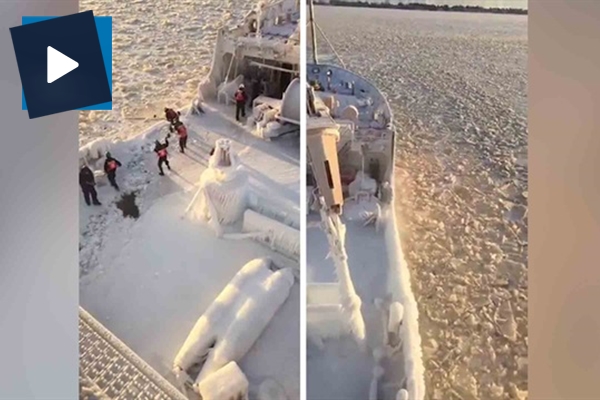 Buz tutan geminin buzlarını kırmaya çalışan mürettebat