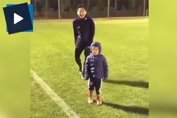 Yıldız futbolcu oğlunu ağlatana kadar bacak arası attı