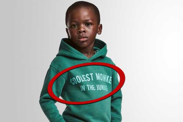 Siyahi çocuğa maymun tişörtü giydirdiler