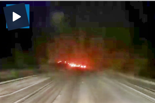 Karlı yolda hız yapan TIR'ın feci kazası kamerada!