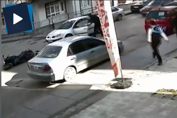 Otomobile sinirlenip kapısını açtı, neye uğradığını şaşırdı