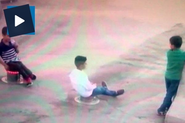 Oyun oynarken, mantar bariyere sıkıştı