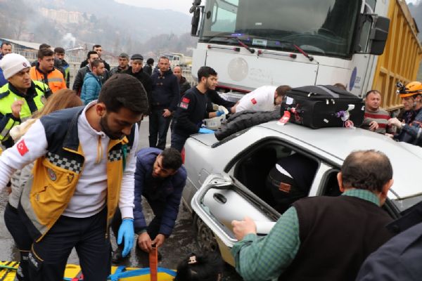 Zonguldak'ta tır otomobili biçti: 1 ölü, 2 yaralı