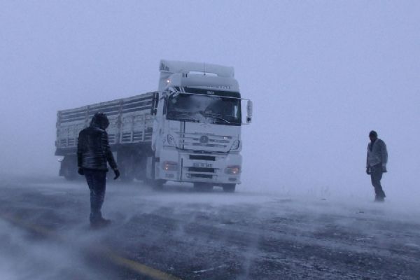 Tırlar Sahara Geçidinde mahsur kaldı