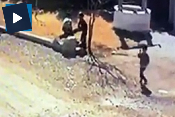 Küçük kahramanların arkadaşlarını kurtarma anı güvenlik kamerasında