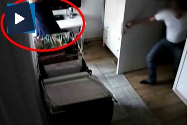 Ev sahibinin hırsızı kovaladığı anlar kamerada