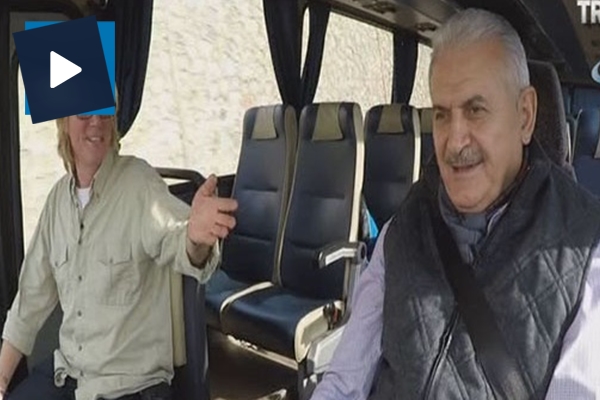 Başbakan Yıldırım, 1978 model otobüsün koltuğuna geçti