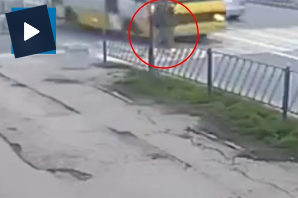 Otobüsün çarptığı yaya metrelerce uçtu