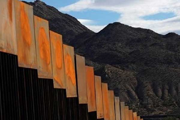 Trump, Meksika duvarı için ısrarcı