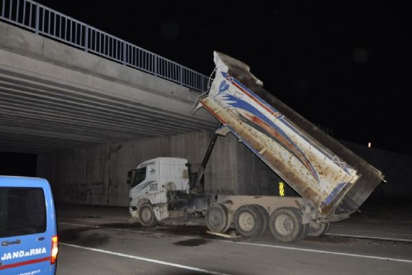 Açık unutulan damper köprüye çarptı: 3 kişi yaralandı
