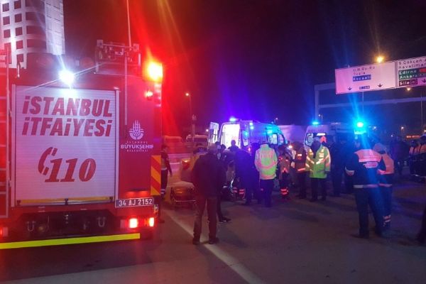 Pendik'te kontrolden çıkan araç refüje çarptı: 2 ölü 1 yaralı