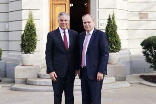 Rusya ve Amerika büyükelçileri ilk kez bir araya geldi