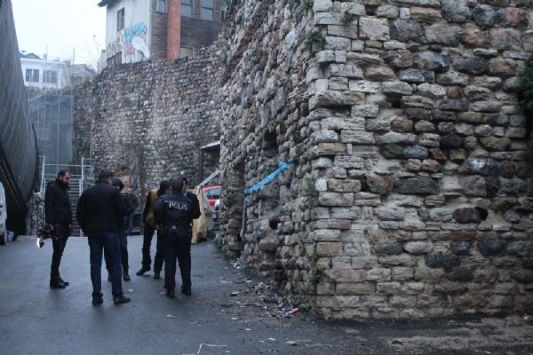 Beyoğlu'nda madde bağımlısı şahıs tarihi surlarda ölü bulundu