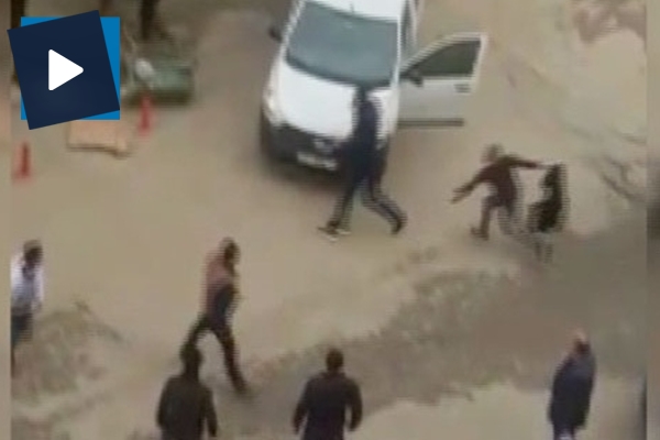 Kavga ettiği grubun arasına araçla daldı