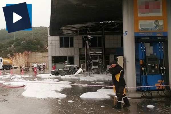 Akaryakıt istasyonuna yıldırım düştü