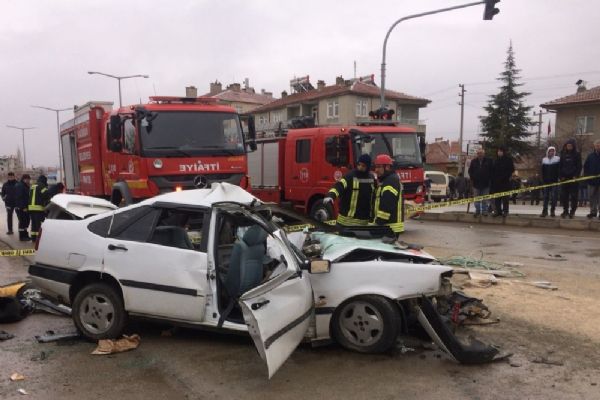 Otomobille kamyonet çarpıştı: 1 kişi öldü, 6 kişi yaralandı