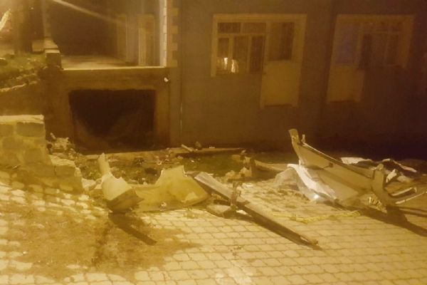 Tunceli'de kiralık otomobil binanın garajına uçtu: 3 ölü