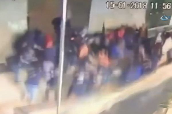 Endonezya'da borsa binasının asma katı çöktü: 77 yaralı