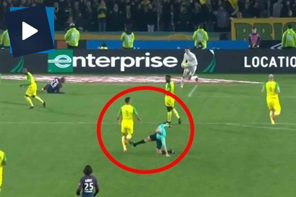 PSG - Nantes maçında hakemden futbolcuya tekme!
