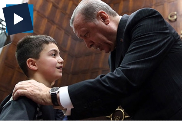 Erdoğan'ın 'Geleceğin siyasetçisi' dediği çocuk, şiiriyle salonu coşturdu