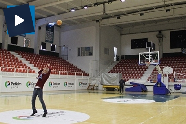 Temizlik görevlisinin basketbol yeteneği şaşırtıyor