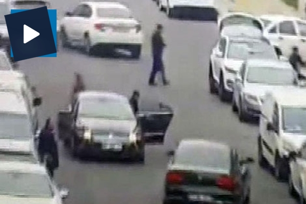 Sokak ortasındaki çatışma kameraya yansıdı