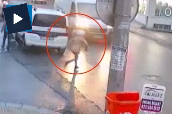 Aniden yola fırlayan çocuğa minibüs böyle çarptı