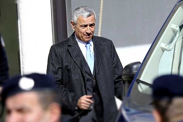 Sırp politikacıya parti binası önünde suikast