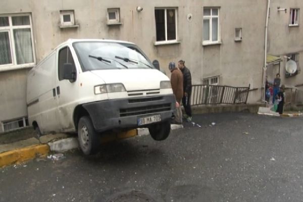 Beyoğlu'nda minibüs apartman boşluğunda asılı kaldı