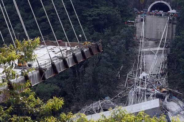 Köprü inşaatı çöktü: 9 işçi hayatını kaybetti