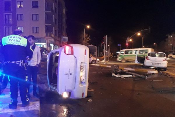 İki otomobil kavşakta çarpıştı: 6 kişi yaralandı