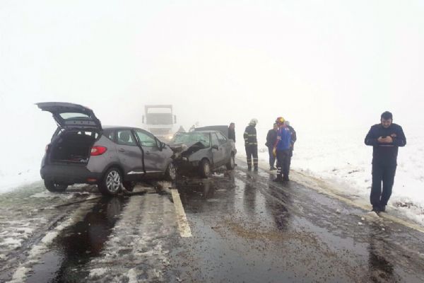 Aksaray'da iki otomobil kafa kafaya çarpıştı: 1 ölü, 6 yaralı