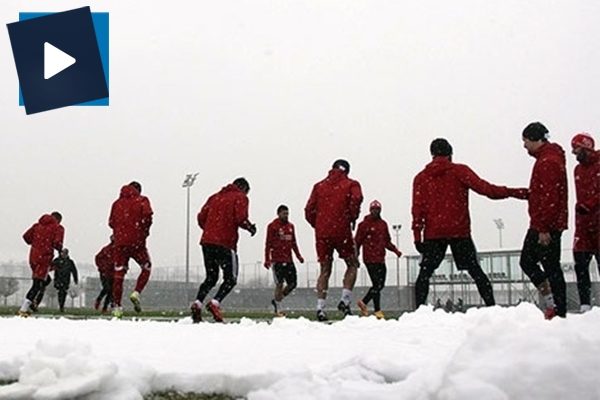 Sivasspor kar altında çalıştı
