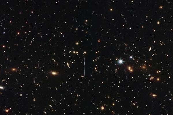 Hubble galaksi kümesini görüntüledi