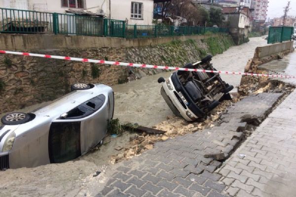Hatay'da aşırı yağmur nedeniyle yol çöktü, araçlar dereye düştü