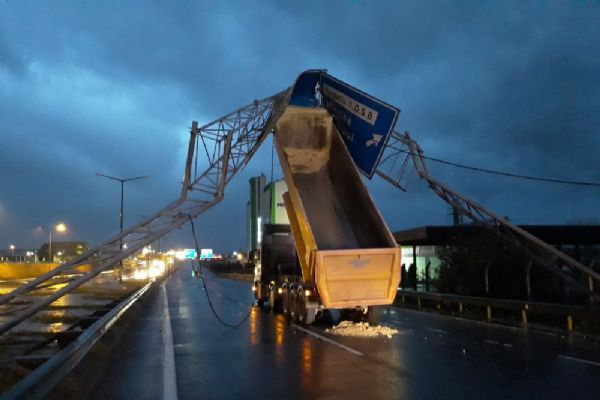 Manisa'da damperi açılan tır trafik levhalarını devirdi